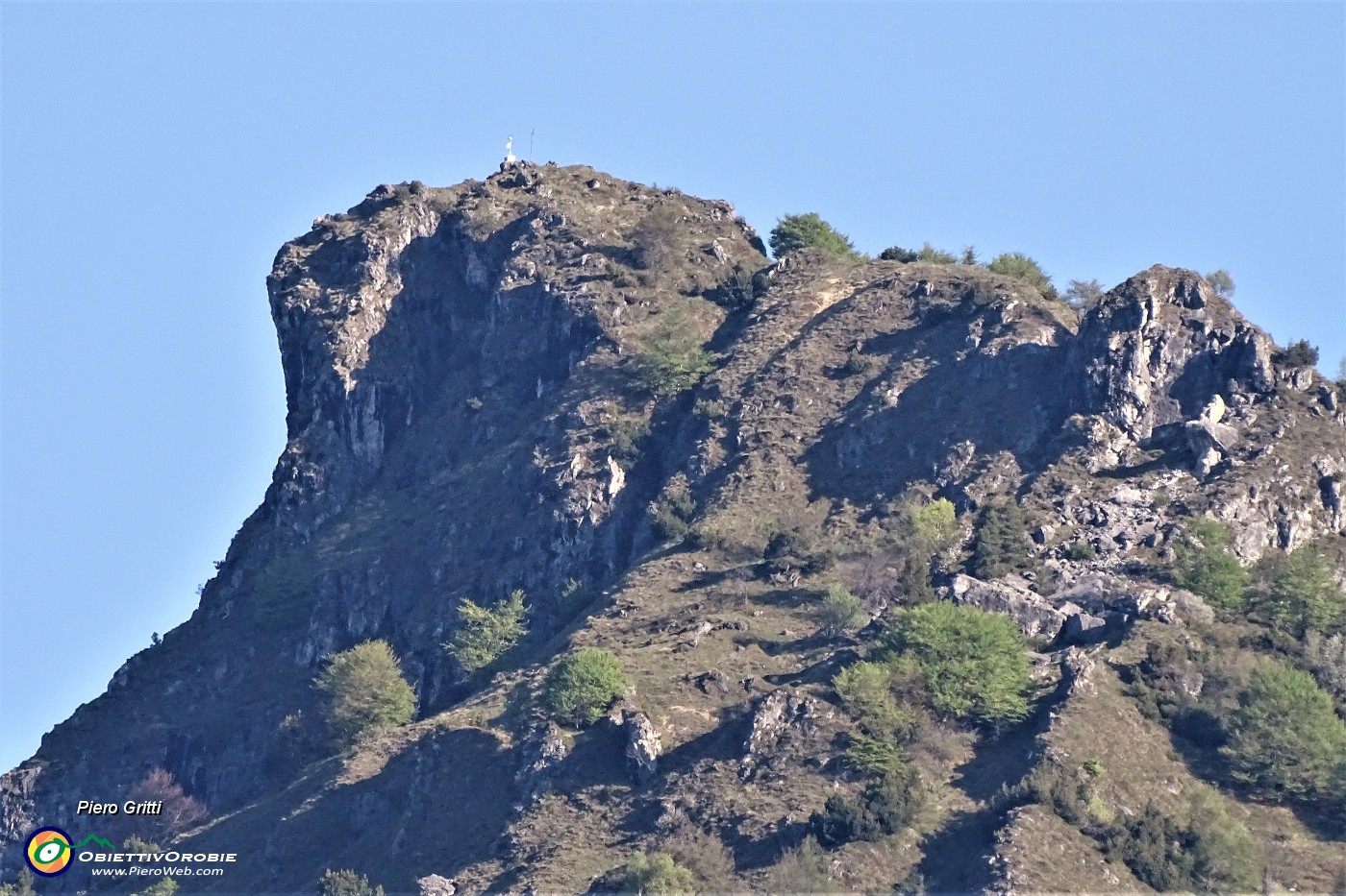 09 Corno Zuccone (1458 m) visto a maxi-zoom dalla Costa d'Olda .JPG